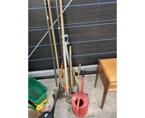 VARIOUS GARDEN TOOLS 