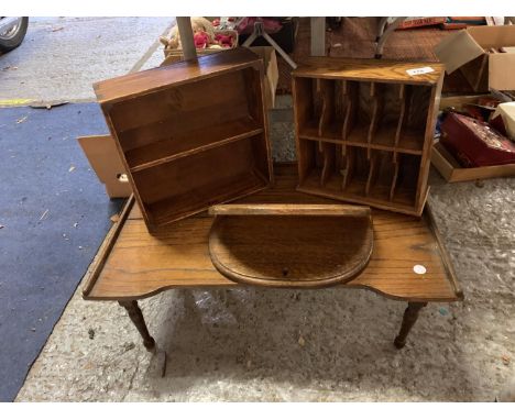 AN ASSORTMENT OF FOUR VINTAGE WOODEN ITEMS TO INCLUDE A SMALL SIDE TABLE 