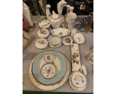 AN ASSORTMENT OF CERAMIC WARE TO INCLUDE A WEDGWOOD TRINKET BOX AND ROYAL ALBERT PLATES 
