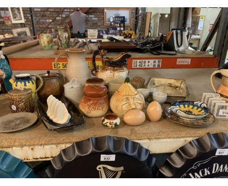 AN ASSORTMENT OF CERAMIC KITCHEN WARE TO INCLUDE A CARLTON WARE TOAST RACK AND SAUCE DISH 