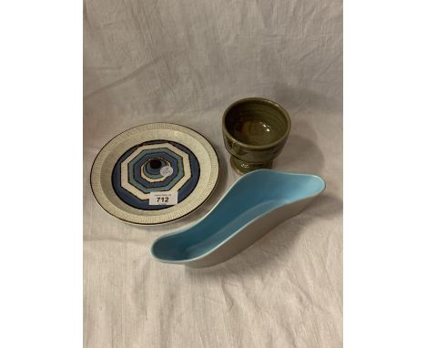 THREE CERAMIC ITEMS TO INCLUDE A POOLE PLATE AND  DISH AND A SIGNED STUDIO POTTERY PEDESTL BOWL 