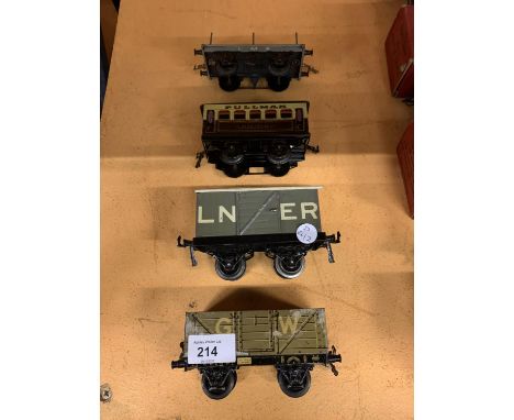 A COLLECTION OF MODEL TRAIN CARRIAGES TO INCLUDE A PULLMAN PASSANGER CARRIAGE ETC 
