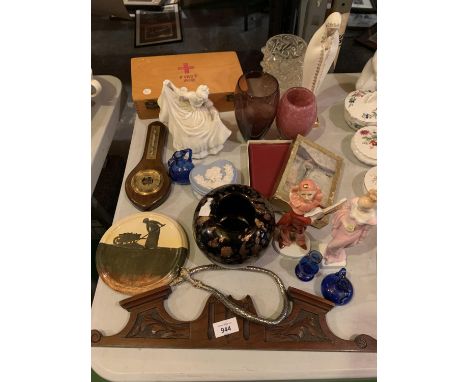 AN ECLECTIC ASSORTMENT OF GLASS WARE AND CERAMICS TO INCLUDE A ROYAL DOULTON FIGURE OF A LADY AND A BLUE AND WHITE TRINKET BO