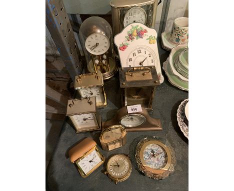 AN ASSORTMENT OF VARIOUS SIZED CLOCKS TO INCLUDE AN ANSTEY WILSON MANTEL CLOCK 
