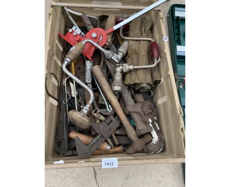 A BOX CONTAINING VARIOUS HAND TOOLS TO INCLUDE STILSONS, A QUANTITY OF SPANNERS ETC. 