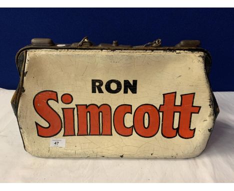 A VINTAGE LOCKABLE 'RON SIMCOTT' BOOK MAKER'S LEATHER MONEY BAG 