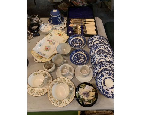 A COLLECTION OF CERAMIC KITCHEN WARE TO INCLUDE BLUE AND WHITE ROYAL DOULTON PLATES AND A CUTLERY SET 