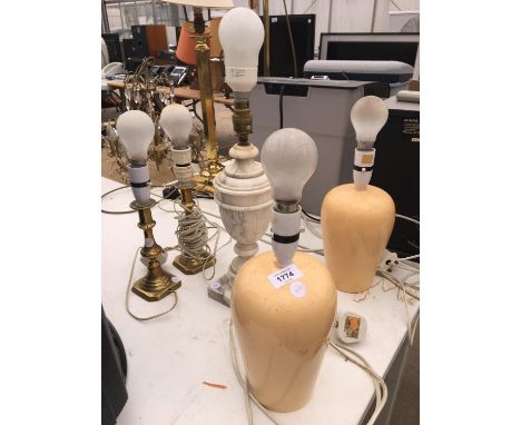 AN ASSORTMENT OF VINTAGE TABLE LAMPS BELIEVED TO BE IN WORKING ORDER BUT NO WARRANTY 