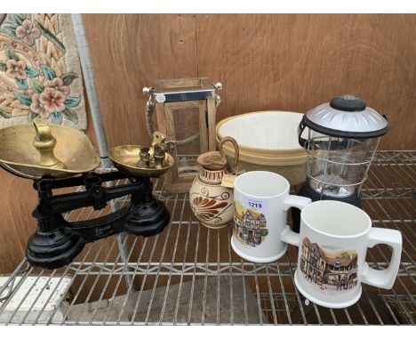 A SET OF VINTAGE KITCHEN SCALES WITH WEIGHTS, TWO CERAMIC MIXING BOWLS, MUGS ETC. 