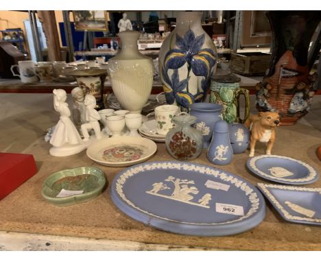 AN ASSORTMENT OF CERAMIC WARE TO INCLUDE BLUE AND WHITE WEDGWOOD ITEMS AND TABLE LAMPS 