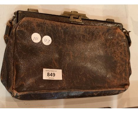 A LEATHER VINTAGE HANDBAG 