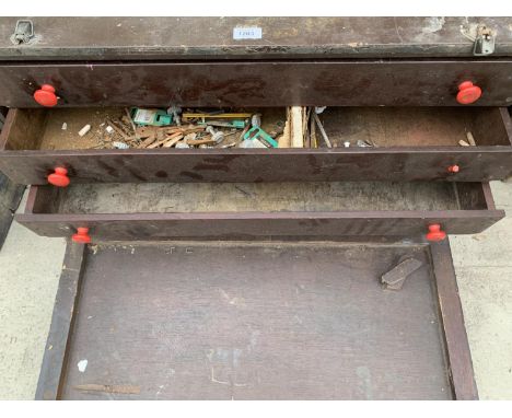 A VINTAGE JOINERS TOOL CHEST WTIH THREE INNER DRAWERS AND CONTENTS OF TOOLS 
