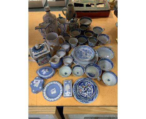 A LARGE QUANTITY OF BLUE AND WHITE CERAMIC WARE TO INCLUDE A 'SADLER' TEAPOT 