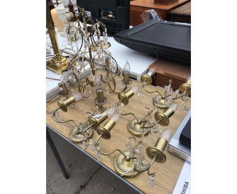 AN ASSORTMENT OF BRASS EFFECT LIGHTS TO INCLUDE WALL LIGHTS AND A CHANDELIER STYLE CEILING LIGHT 