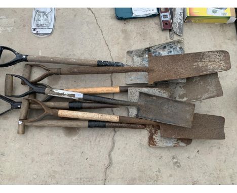 A QUANTITY OF SPADES, SHOVELS AND DRAINING TOOLS 