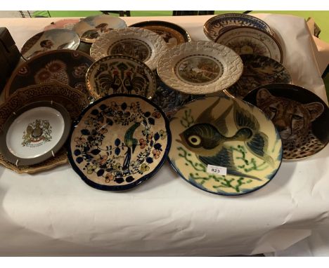 AN ASSORTMENT OF DECORATIVE CERAMIC PLATES TO INCLUDE ROYAL DOULTON 'SILENT RULER' AND COALPORT 'CHRISTMAS 1977' 