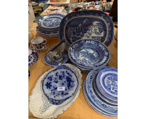 A QUANTITY OF BLUE AND WHITE CERAMIC DINNER WARE TO INCLUDE GRAVY BOAT ETC 