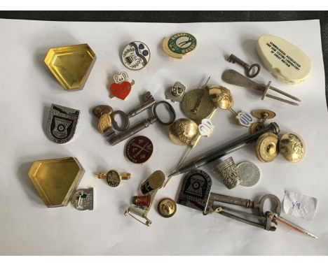 VARIOUS ITEMS TO INCLUDE PIN AND STICK BADGES, BUTTONS, KEYS, THIMBLE, KEYS ETC 