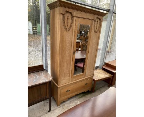 AN EARLY 20TH CENTURY LIGHT OAK MIRROR-DOOR WARDROBE WITH DRAWER TO BASE, 47" WIDE 