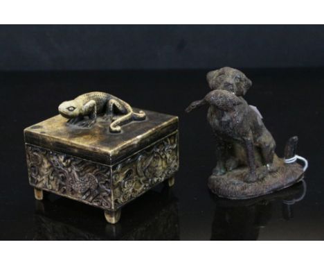 Cast iron gun dog figure with duck, together with a lidded resin trinket box with lizard decoration 