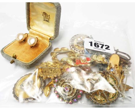 A small collection of vintage costume jewellery brooches and boxed pair of 'silver' mounted simulated pearl screw ear-rings