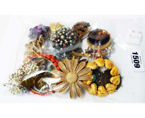 A quantity of vintage costume jewellery, brooches, Islamic coin set brooch, etc.