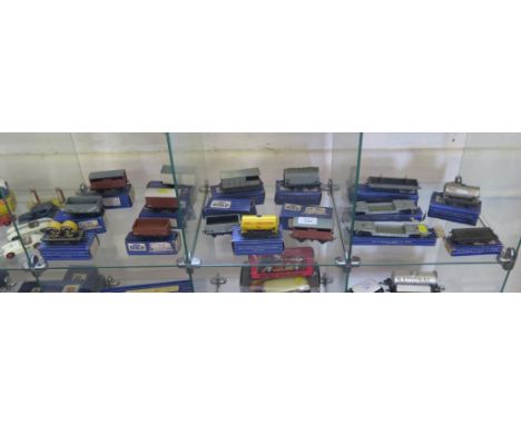 Hornby-Dublo Freight Stock: Sixteen wagons including ESSO tank wagon, yellow Shell Tanker in boxes (16)