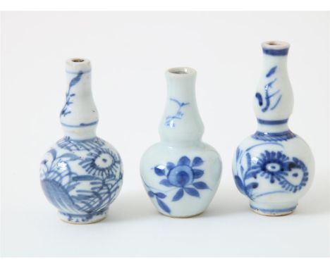 Lot van 3 blauw-wit porseleinen dubbele kalabasvormig vaasjes, gedecoreerd met bloemen, China, Kangxi (1661-1722), hoogte 6 c