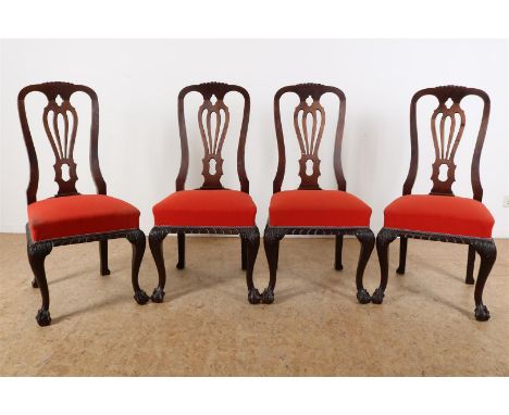 Serie van 4 Chippendale-stijl stoelen met opengewerkte rugleuning, rode stoffen zitting op bolklauwpoten, 19e eeuw. 