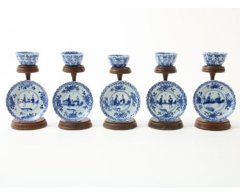 Serie van 5 blauw-wit porseleinen gecontourneerde blauw-wit kop-en-schotels gedecoreerd met Lange Lijzen in tuin, Kangxi (166