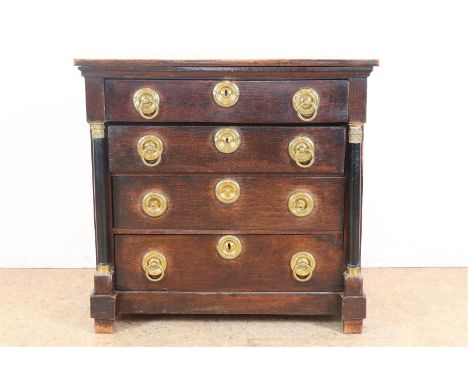 Eikenhouten Empire commode met 4 laden geflankeerd door pilasters en messingbeslag, Frankrijk, 19e eeuw, 93 x 97 x 48 cm. Con