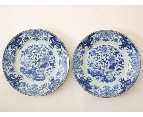 Stel blauw-wit&nbsp;porseleinen schotels met centraal decor van Foo-dog en bloesemtak en rand met vormen van granaatappels, a