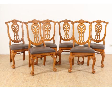 Serie van 6 Chippendale-stijl stoelen met schildvormige rugleuning op bolklauwpoten, 20e eeuw.