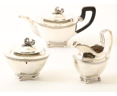 3-delig zilveren Empire theeservies, bestaande uit theepot bekroond met zeewezen met paardenhoofd, met gezwart houten heft, g