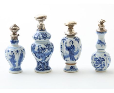 Lot bestaande uit 4 blauw-wit porseleinen vazen, diverse modellen en decors waaronder en-reliëf met lange lijzen, China, Kang