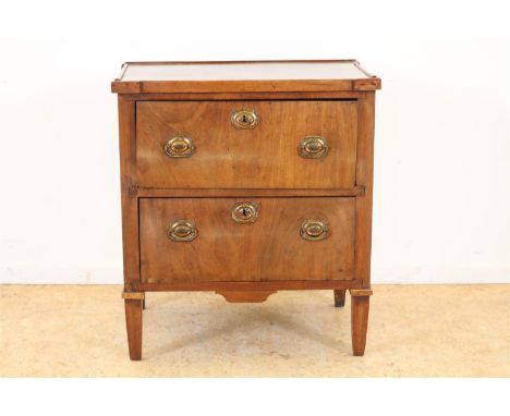 Mahoniehouten Louis XVI commode met 2 laden met koperenbeslag op taps toelopende poten, Frankrijk, circa 1800, 71 x 64 x 45 c