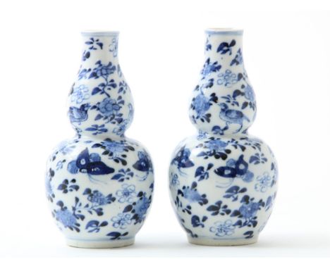 Stel blauw-wit porseleinen dubbel kalabasvormige vazen, met decor van vogels en bloemen, Kangxi-revival, gemerkt met 4 karakt
