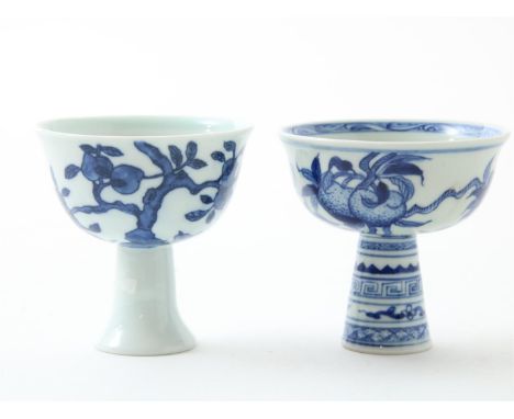 Lot bestaande uit blauw-wit 2 porseleinen stemcups, met decor van vleermuizen en perziken, gemerkt Kangxi en Chenghua, China,