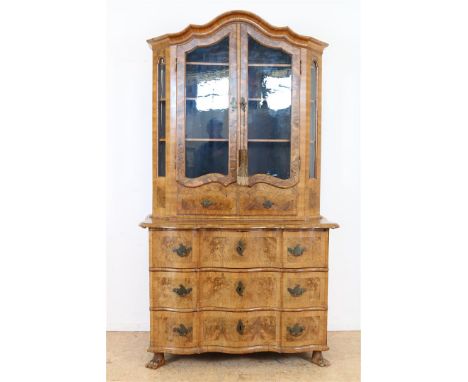 Notenhouten Louis XV commode, opstand met geschulpte kuif, 2 glazen vitrinedeuren en 2 laadjes, onderkast met 3 orgelgebogen 
