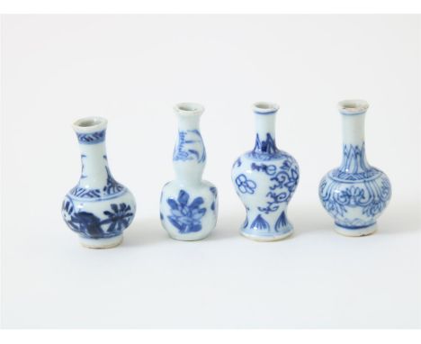 Lot van 4 blauw-wit porseleinen miniatuurvaasjes waaronder vierkant dubbel kalabasvormig, met afbeeldingen van bloemen, China