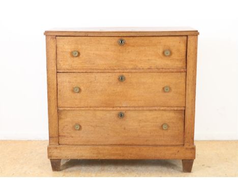 Eikenhouten commode met 3 laden en koperen beslag, 19e eeuw, 92 x 95 x 42 cm. 