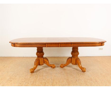 Eikenhouten Chippendale-stijl uitschuiftafel op gedraaide poten uitlopend in 3-sprant met gestoken acanthusbladeren en bolkla