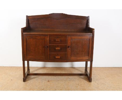 Eikenhouten Amsterdamse School buffet met opstand, 3 laden geflankeerd door 2 deuren, circa 1920, 124 x 125 x 58 cm. 