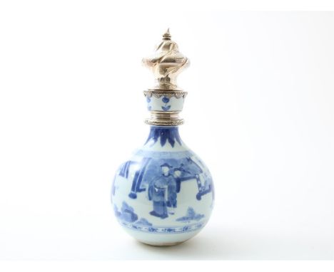 Blauw-wit porseleinen flesvormige vaas, zogenaamde 'hookah vaas', gedecoreerd met doorlopend landschap met diverse figuren op