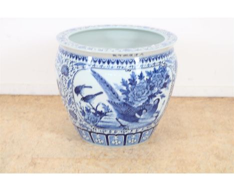 Porseleinen jardieniere&nbsp;/ cachepot met cartouches van pauwen en fazanten cartouches, gemerkt onder de;bovenrand&nbsp;met