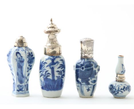 Lot bestaande uit 3 blauw-wit porseleinen vaasjes en 1 miniantuurvaasje, diverse decoraties waaronder met lange lijzen, China