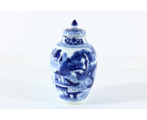 Tonvormige blauw-wit porseleinen theebus onder deksel, met decor van figuren in rivierlandschap, gemerkt Artemisia-blad, Chin