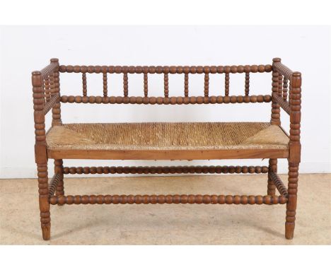 Beukenhouten tweezits bankje met gestoken bobbin kralen en biezen zitting, circa 1910/20, 68 x 103 x 46 cm.