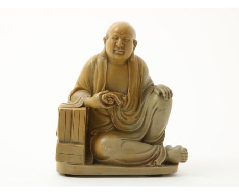 "Spekstenen" figuur van zittende Boeddha met manuscript, China, hoogte 15 cm. 