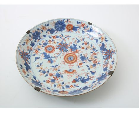 Porseleinen schotel met Imari decor van bloeiende chrysanten afgezet met bruine lip, China, Kangxi (1654-1722)/ Yongsheng (17
